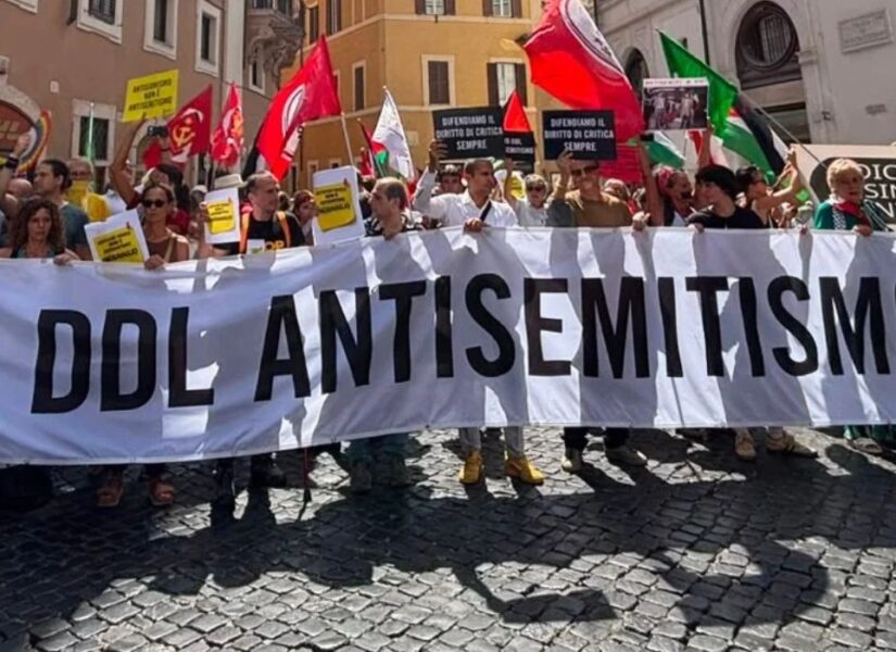 Striscione "No ddl antisemitismo" bianco con scritta nera.
