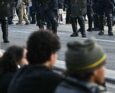 studenti che manifestano in francia. sullo sfondo scarponi della polizia.
