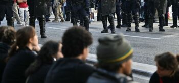 studenti che manifestano in francia. sullo sfondo scarponi della polizia.