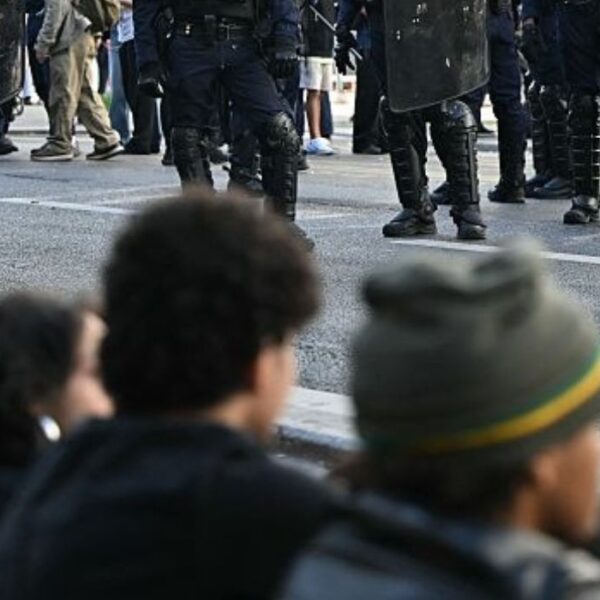 studenti che manifestano in francia. sullo sfondo scarponi della polizia.